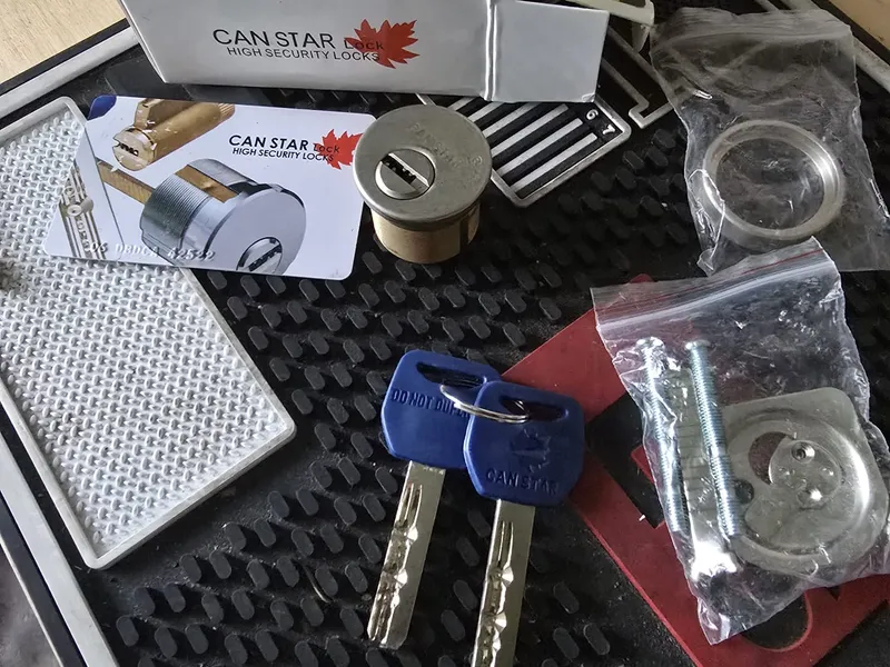 High-security cylinder with keys ready for installation