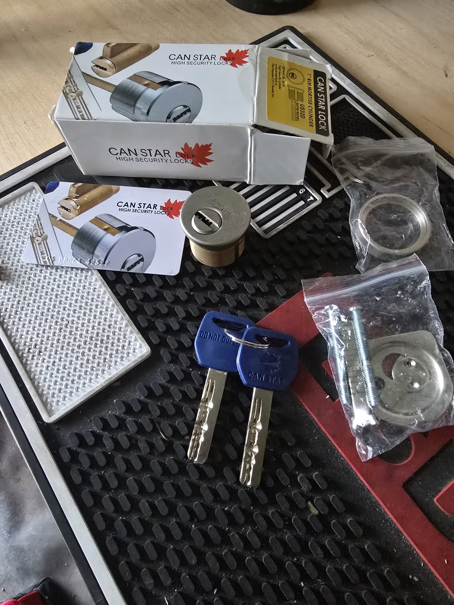 High-security cylinder with keys ready for installation